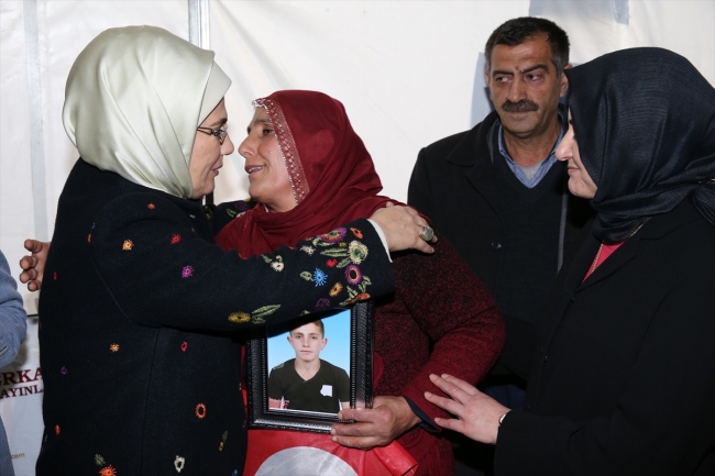 Emine Erdoğan'dan, Diyarbakır annelerine destek ziyareti